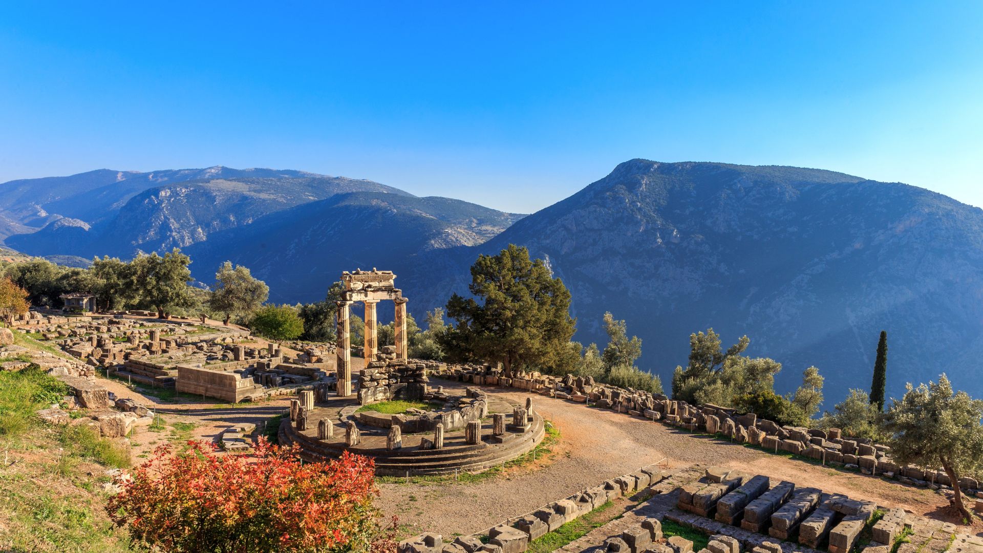 Ancient trails in Delphi